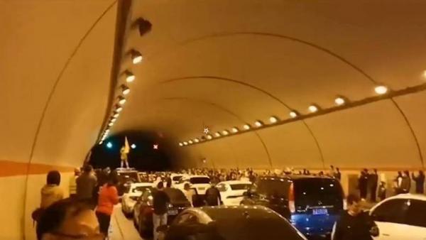 当地G65高速公路黄陵段交通严重受阻,许多驾驶人躲进隧道避难。(图片来源:微博)