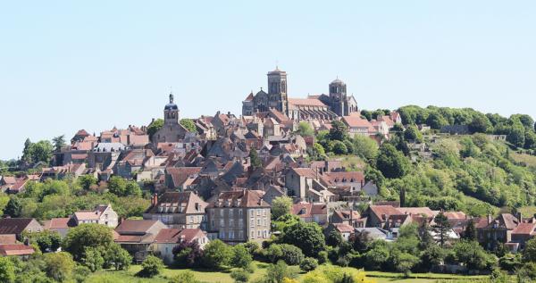 韦兹莱小镇远景(Office de tourisme de Vézelay/Wikipedia/CC BY-SA 4.0)