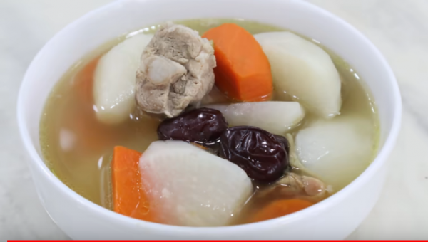 补汤搭配白萝卜能够清热解燥。(图片来源:视频截图)