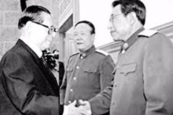 郭伯雄、徐才厚1999年同一天被江泽民授予上将军衔,前后相差两年晋升军委副主席,在帮助江泽民“垂帘听政”、架空胡锦涛中双双发挥关键作用。