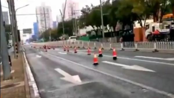 北京地铁19号线右安门站附近发生坍塌事故,网友称不是好兆头。(图片来源:视频截图)