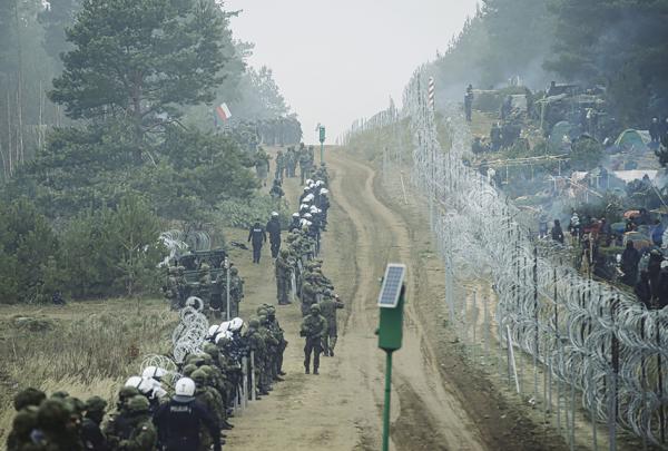 11月11日,波兰武装部队的士兵在白俄-波兰边境巡逻。(Irek Dorozanski/Polish Ministry of National Defence via Getty Images)