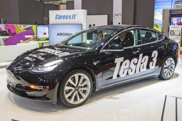 在2018年日内瓦车展上展示的特斯拉3型电动车(Tesla Model 3)(123RF)