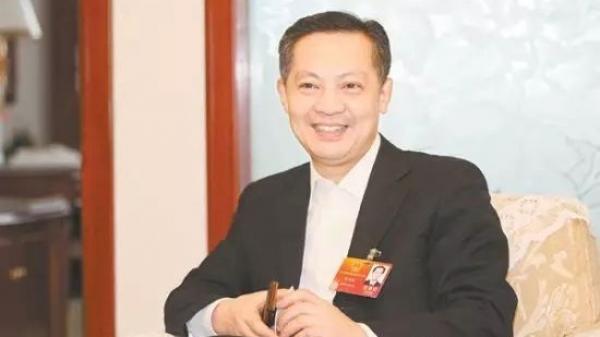 中共广州市市委书记张硕辅已经调任省人大党组的成员，贬意明显。
