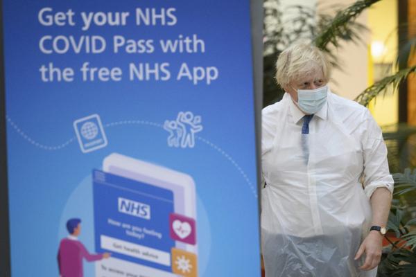 2021年12月16日，英国首相鲍里斯•约翰逊走访NHS COVID-19疫苗接种中心。（Leon Neal - WPA Pool/Getty Images）