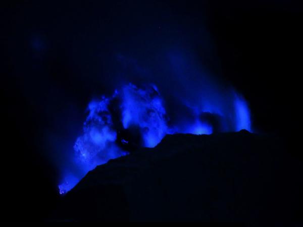 印尼伊真火山夜晚喷出蓝色火焰   （图片来源：维基百科）