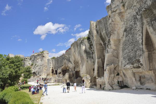 凿建在巨大岩石上雄伟的半穴居建筑——莱博城堡(123RF)