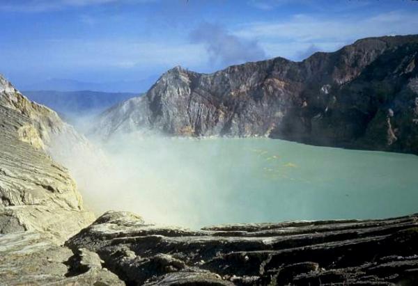 印尼伊真火山 (图片来源:维基百科)