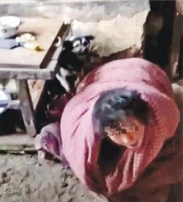“8孩母”住处附近,还有一名20多年前被卖到此村的女子,亦被虐打致残。