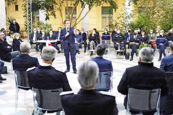1月10日，法国总统马克龙在内政部长达尔马南等人的陪同下来到法国南部城市尼斯视察。马克龙在视察期间宣布将增强打击犯罪措施，并在将改造成未来尼斯警察局的旧圣罗克医院（Saint-Roch hospital）内讲话。（Photo by DANIEL COLE/POOL/AFP via Getty Images）