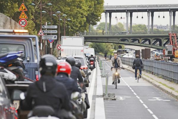 巴黎Bir Hakeim桥附近塞纳河畔的机动车,摄于2017年。(LUDOVIC MARIN/AFP via Getty Images)