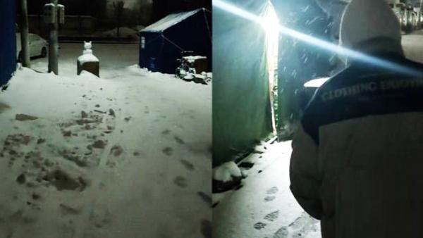 母女俩回家遭防疫卡点工作人员拦下，在大雪中站了一整夜。（视频截图)