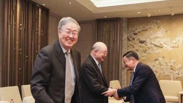 马云与陈元(陈云的儿子,中)、周小川在一起。(网络图片)