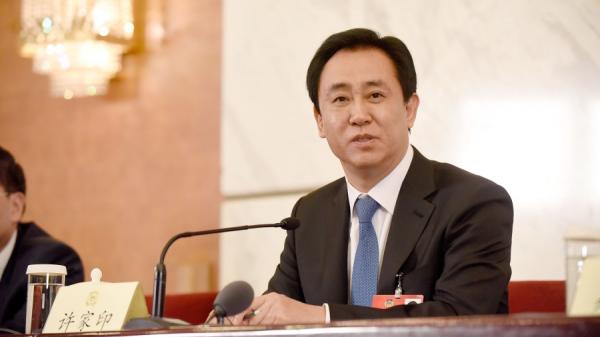 在近日恒大集团内部会议上,许家印表示不能贱卖公司资产还债。(图片来源:Etienne Oliveau/Getty Images)
