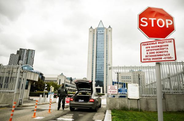 图为俄罗斯天然气工业股份公司(Gazprom)在其莫斯科办事处的入口处。(ALEXANDER NEMENOV/AFP/Getty Images)