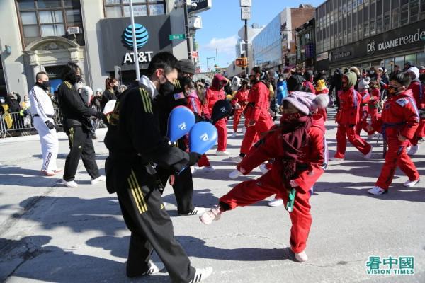 2022年2月5日,在美国纽约最大的华人社区法拉盛,举办了中国新年虎年大游行(看中国摄影图:柳笛)