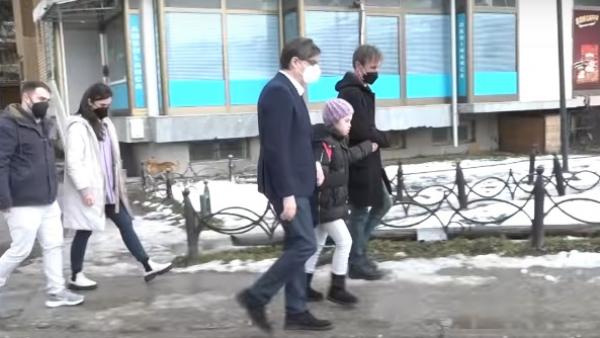 一名北马其顿唐氏症女童在学校遭到同学霸凌,该国总统潘达洛夫斯基(Stevo Pendarovski)得知之后,亲自牵着她去上学。(图片来源:视频截图)