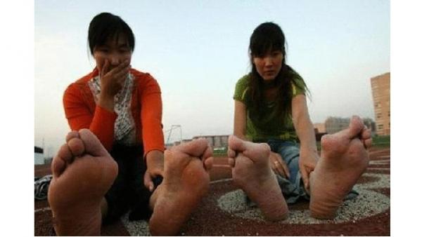 国际马拉松比赛亚军郭萍,因超强度的训练,导致她的脚趾几近残疾。脚伤无法工作的郭萍,生活窘迫,为了谋生,她的父亲,做了名一个月500块钱的煤矿工。