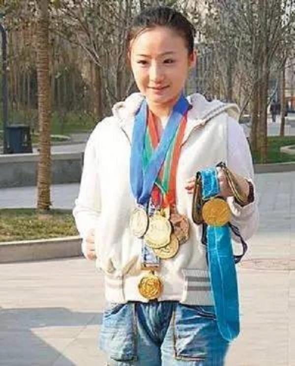 悉尼奥运会女子双人十米台冠军桑雪,退役后,为了给重病的母亲筹钱医治,到餐厅打工,最困苦的时候甚至打算变卖奥运金牌度日。