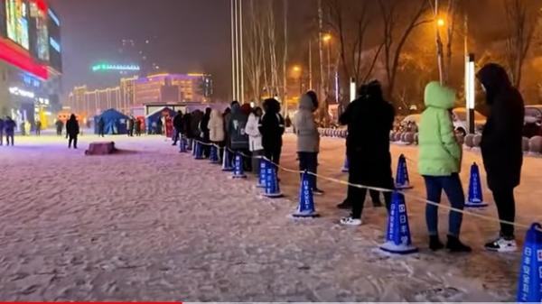 内蒙古呼和浩特市民夜间零下4度在大雪中排队等待做核酸检测。（图片来源：视频截图）