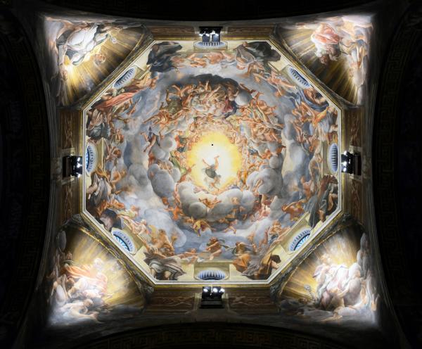 《圣母升天》(As-somption de la Vierge),湿壁画,1093 x 1195厘米,意大利艺术家柯列乔( Correggio)于1526-1530年间为巴马市的圣・乔万尼大教堂圆拱穹顶所作。由于强烈的透视,画家将画上的人物分成不同远近层次的团体,绘制时一组一组地完成。由于“近实远虚”的透视法原则,最远处的那些天使几乎完全“虚”入了金黄色的光芒之中,成功地表现一个层层向上延伸直至光明的天堂的壮丽景象。(公有领域)