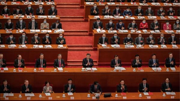 2022年3月5日,中共全国人大会议在北京开幕。图为2021年3月,习近平与中共官员出席两会。