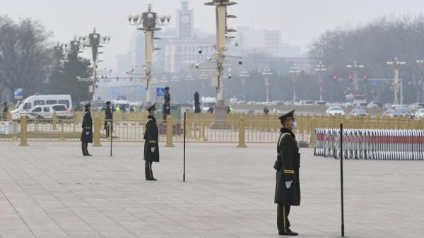 2021年3月11日,在人大和政协会议闭幕前,大会堂附近的武警在天安门广场站岗。(图片来源:Getty Images)