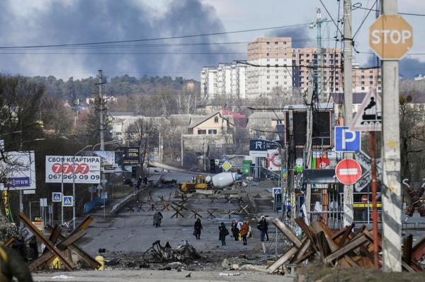 3月10日,基辅以北的伊尔平镇居民在撤离。(ARIS MESSINIS/AFP/Getty Images)