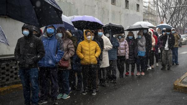 2022年3月18日,北京一处居民区的居民正被要求做核酸检测。(图片来源: Andrea VerdelliGetty Images)