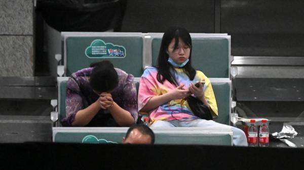 一名中年妇女伤心地不停擦眼泪。(图片来源: NOEL CELIS/AFP via Getty Images)
