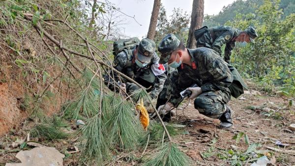 3月21日,武警在中国广西梧州市滕县东航飞机失事现场进行搜查。(图片来 源:CNS/AFP/Getty Images)