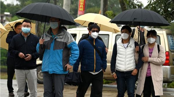 图为2022年3月23日MU5735航班乘客家属抵达广西省梧州市坠机现场。(图片来源:NOEL CELIS/AFP via Getty Images)