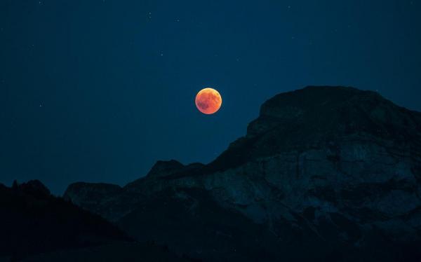 血月 (示意图/图片来源:Pixabay)
