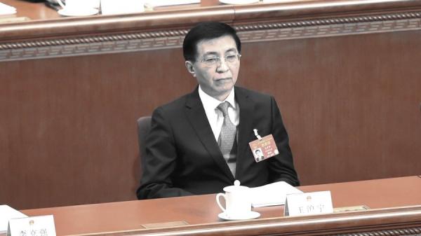 王沪宁被外界称为中共最高领导人背后的“大脑”，他从幕后辅佐过三位中共总书记。