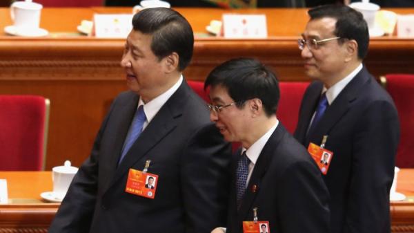 习近平、中共中央政治局委员王沪宁,以及李克强。