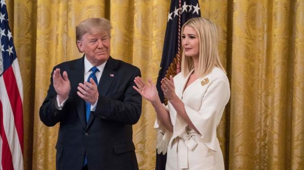 前美国总统川普(Trump)的女儿伊万卡·川普(Ivanka Trump)一直以美丽、充满爱心的言行受到好评。图为2020年1月31日,在华盛顿特区白宫东厅,时任美国总统唐纳德·川普(特朗普)(Donald Trump)和他的高级顾问伊万卡·川普(Ivanka Trump)参加“人口贩运受害者保护法20周年”活动。(图片来源:Sarah Silbiger/Getty Images)
