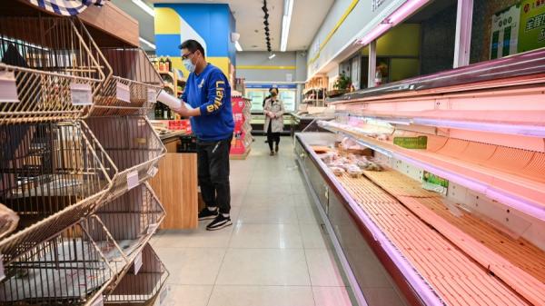 上海极端封城带来的次生伤害越来越大。(图片来源:HECTOR RETAMAL/AFP via Getty Images)