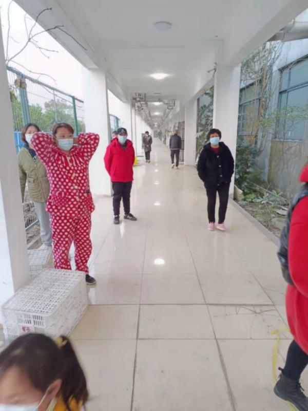 南汇方舱,宿舍楼内的病人可以下楼散步(受访者供图)