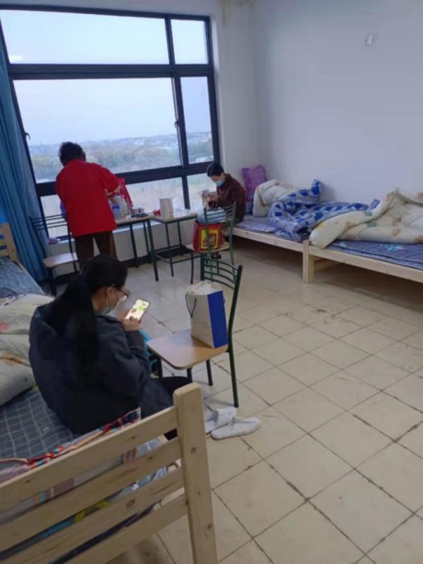 倪先生所在的南汇方舱病房,四人一间受访者供图