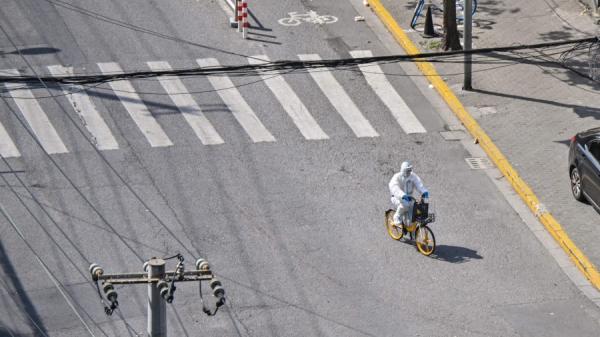 新冠病毒疫情下被严格封控的上海街头一景。(图片来源:HECTOR RETAMAL/AFP via Getty Images)
