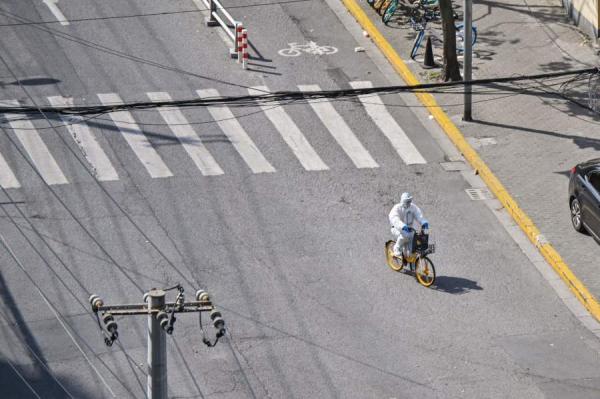 2022年4月8日,封锁中的上海静安区(图片来源:HECTOR RETAMAL/AFP via Getty Images)