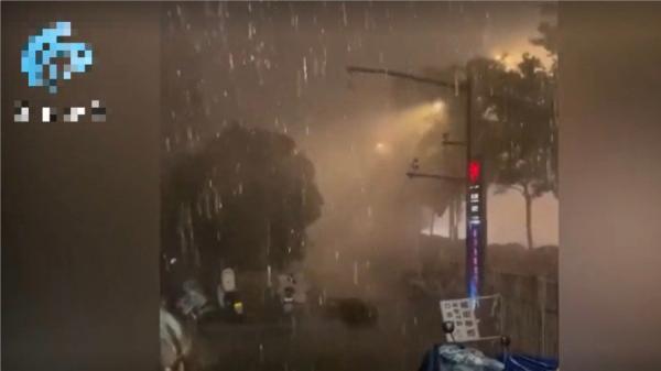 图为杭州暴雨 22 分钟降水量就达到 60.7 毫米。 (图片来源:视频截图)
