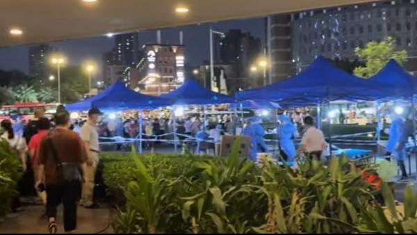 广州市奥密克戎卷土重来,白云机场发现多例感染者后取消了愈1100架次航班,市民连夜排长龙核酸检测。(图片来源:视频截图)