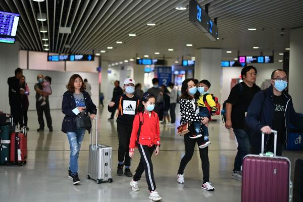 欧洲机场、航班 5月16日起不必戴口罩。(图片来源: ANTHONY WALLACE/AFP via Getty Images)