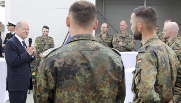 肖尔茨向德国北约士兵讲话。（PETRAS MALUKAS/AFP via Getty Images）