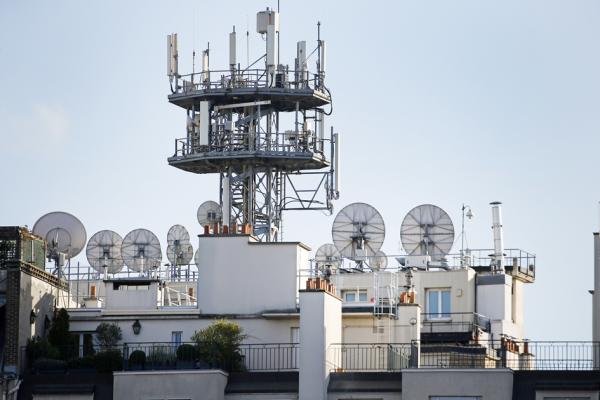 FR-Alert采用的技术之一是区域广告,通过通讯天线发出的无线电波可使特定区域的手机用户收到同样的短信。(Photo by Chesnot/Getty Images)