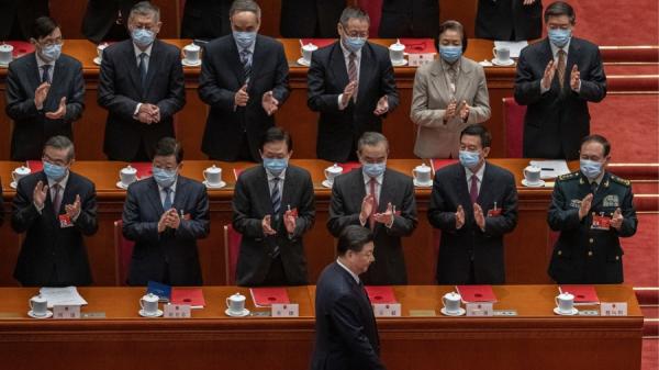 2022年3月11日,习近平现身北京大会堂,官员起立迎接。
