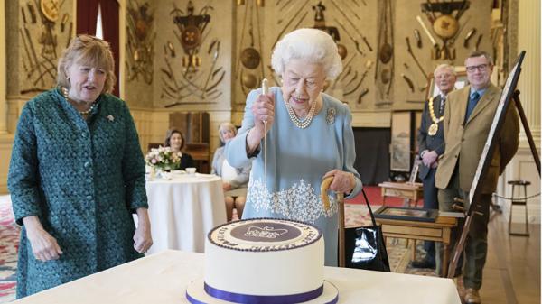 英国女王伊丽莎白二世切蛋糕来庆祝其“白金禧年”的开始。(Jonathan Brady - WPA Pool/Getty Images)