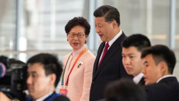 图为2017年习近平访港,期间林郑月娥陪同视察。(图片来源:Getty Images)