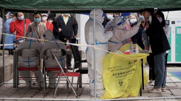 北京多区发现疫情封控小区,紧急关闭60地铁站及150条公交线,街道出现大批武警大白。(图片来源:Getty Images)